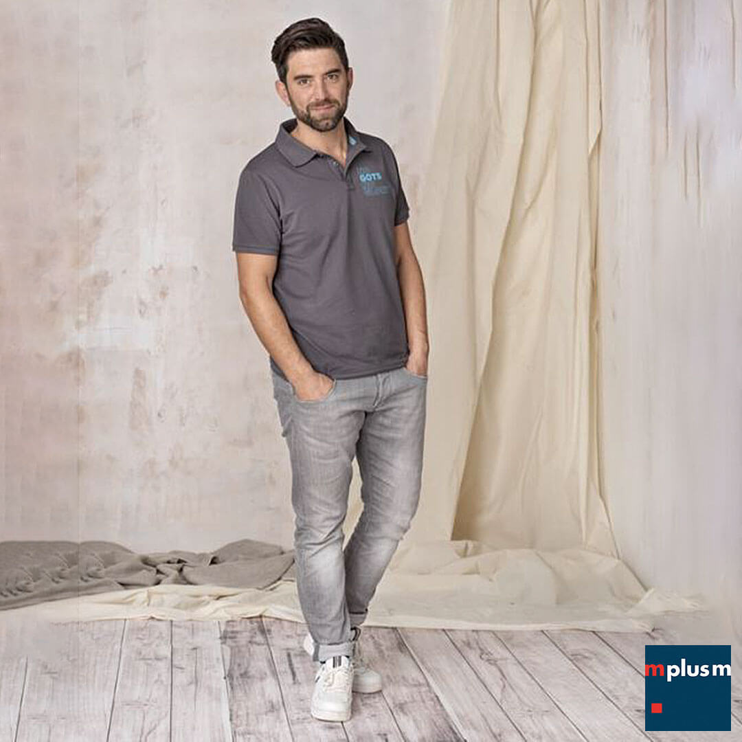 Mit zertifizierter Baumwolle: Poloshirt in Dunkelgrau mit Logodruck Mit zertifizierter Baumwolle: Poloshirt in Dunkelgrau mit Logodruck
