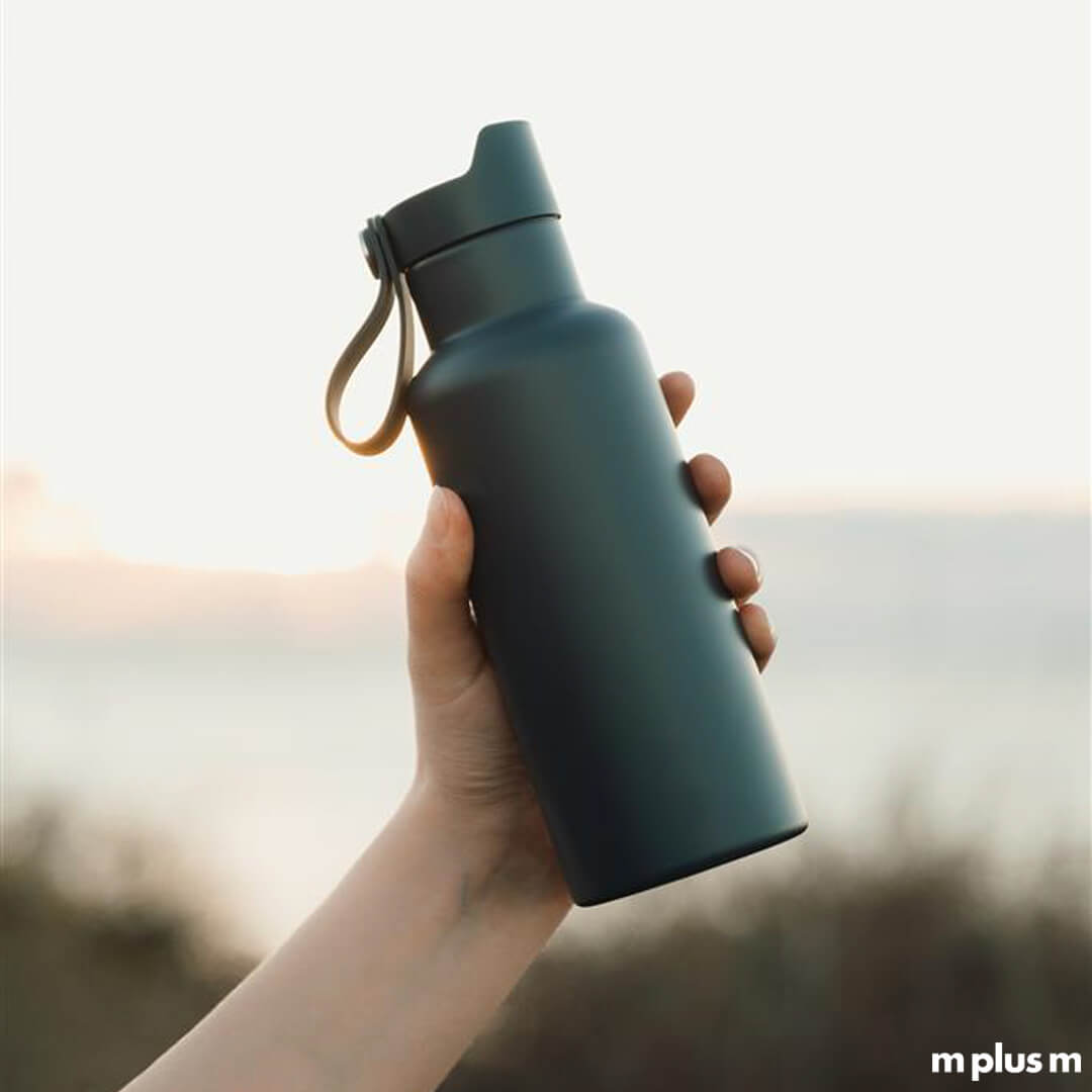 Trinkflasche-fuer-unterwegs-individualsieren-mit-Logo-Druck-mit-Firmen-Logo-als-nachhaltiger-Werbeartikel