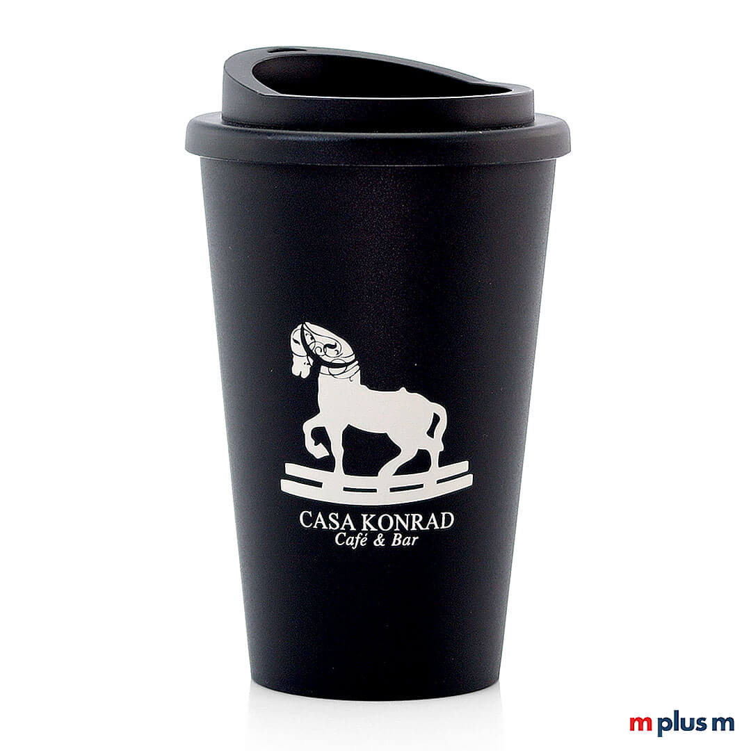 Mehrweg-Pfandbecher-mit-Logo-bedrucken 100% Recyclebar: Nachhaltiger Iso Kaffeebecher in schwarz für Casa Konrad. Spülmaschinenfest mit Logo bedruckt. Schraubdeckel sitzt dicht.