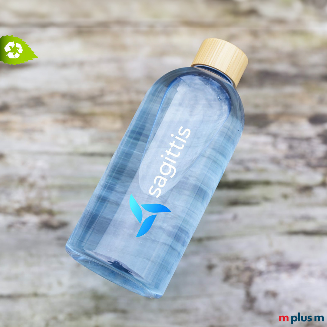 Blau transparente RPET Trinkflasche mit Logo Druck als nachhaltiger Werbeartikel