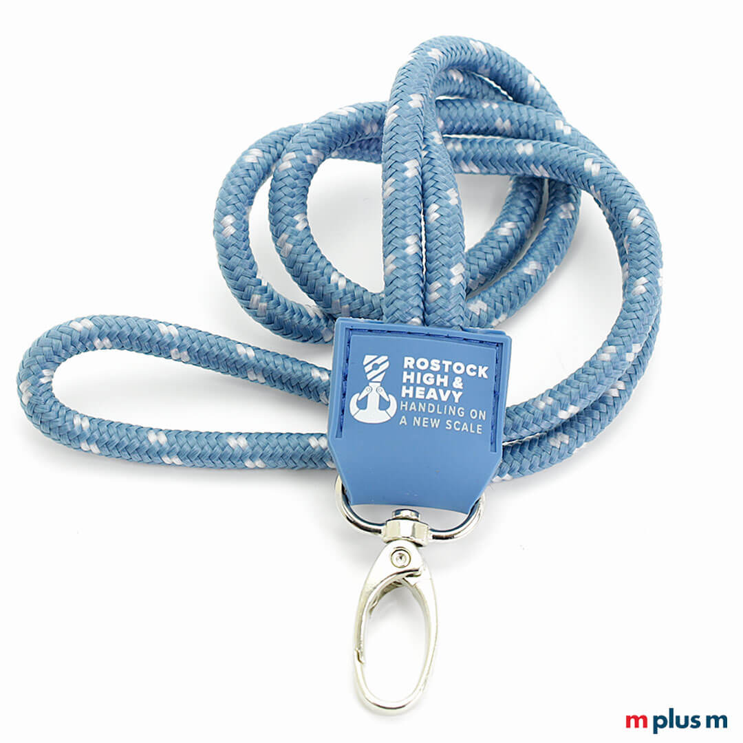 Paracord Kordel Lanyard mit Logo bedrucken Rostock  Paracord Kordel Schlüsselband in hellblauer Wunschfarbe mit Logo auf Gummi Badge