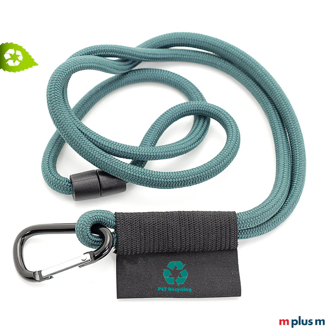 Recycling Nautic Flag Lanyard Grün mit Logo bedrucken Hochwertiges Kordel Schlüsselband Recycling ♻️ Nautic Flag Lanyard in Farbe Grün mit Textil Label für die Werbeanbringung. Großer Alu Karabiner (Optional/ Aufpreis)