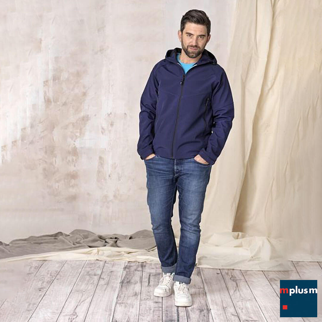 Schone-nachhaltige-Softshell-Jacke-als-Ihr-Werbeartikel-RE Nachhaltige aus zertifiziertem Recycling Material: Coltan Softshelljacke für Herren mit Logodruck