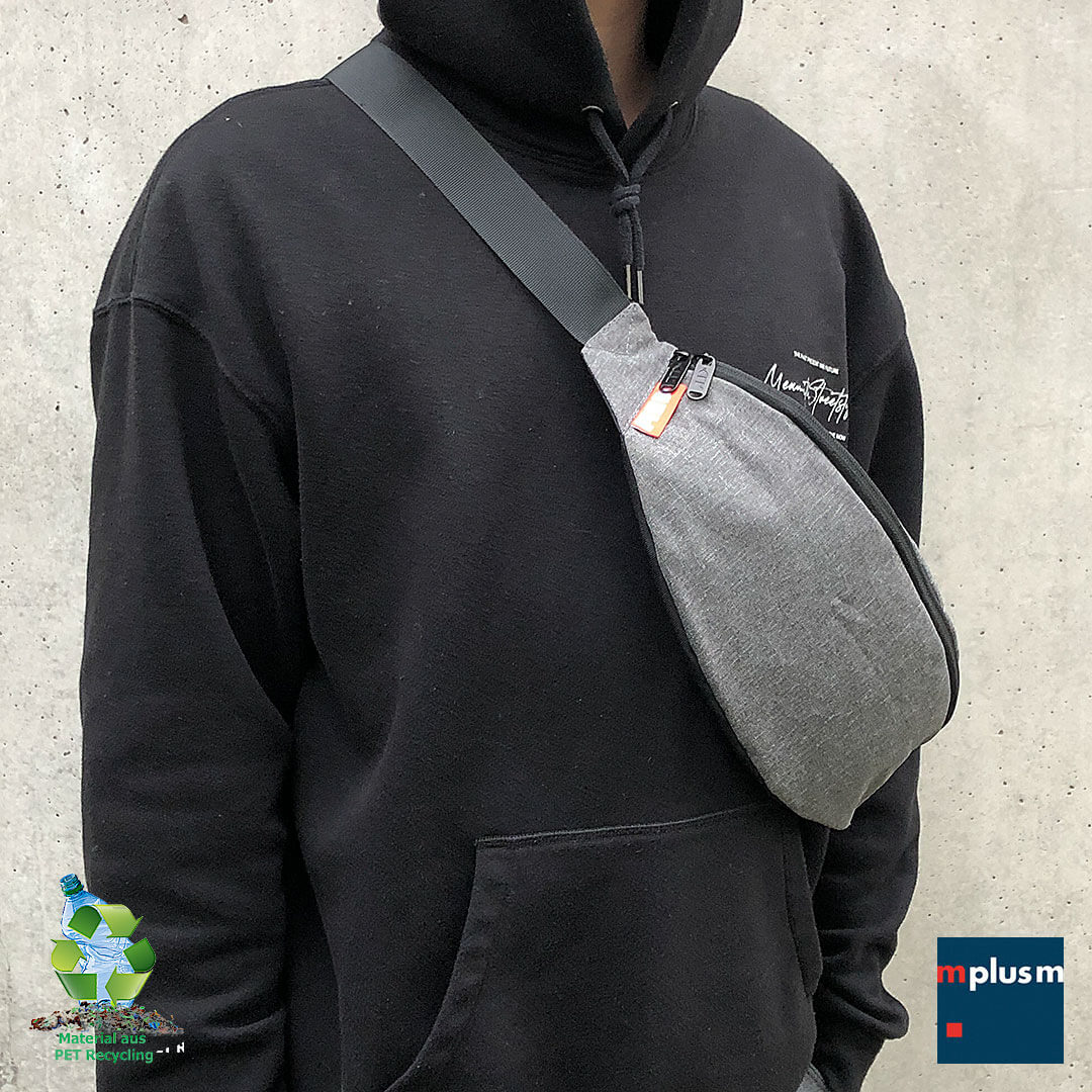 Recyclte-Bauchtasche-aus-PET-Flasche-RE Gürteltasche aus PET-Recycling-Material: Aus 8 PET Flaschen wird das Garn, das für diese Bauchtasche verarbeitet wird. Ab 50 Stücl mit Logo Druck.
