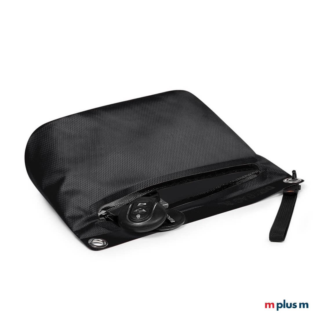 Schwarze 3L Drybag (wasserdichte Tasche) von Halfar, halb geöffnet, zeigt eine innenliegende Autoschlüssel-Fernbedienung in der Reißverschlusstasche. Oben links ist eine Metallöse sichtbar.