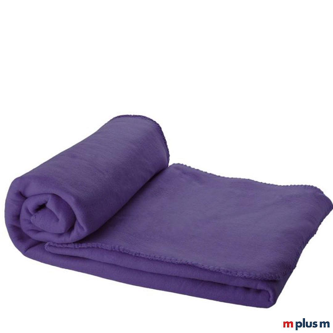 Die lilane 'Huggy' Decke besteht aus weichem und bequemem Polarfleece. Ab einer Menge von 50 Stück können Sie die Decke bedrucken lassen
