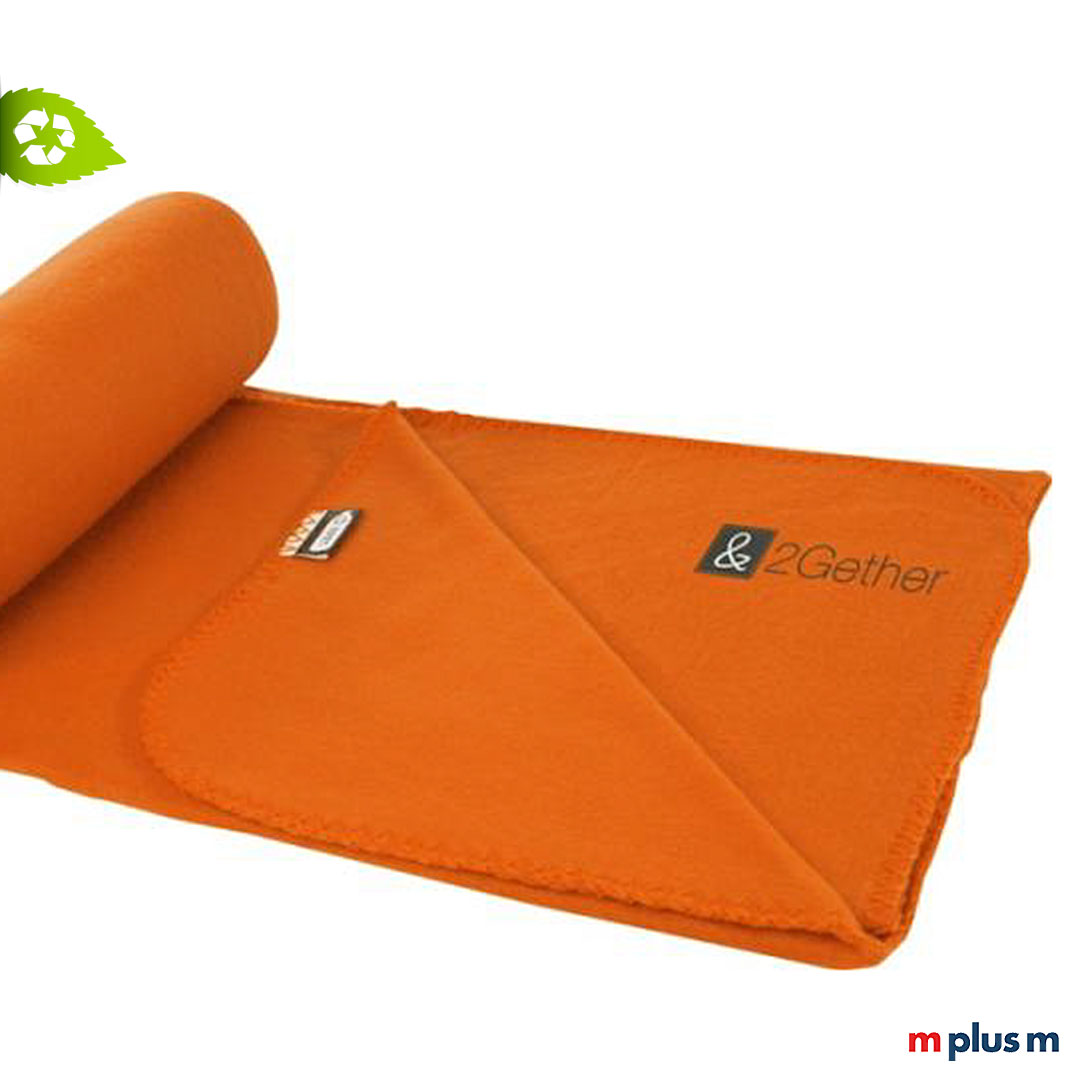 Nachhaltige Fleecedecke 'Polar' in der Farbe orange. Ab 25 Stück können Sie die Decke bedrucken lassen. Ideales Give Away, toller Werbeartikel und hochwertiges Werbegeschenk