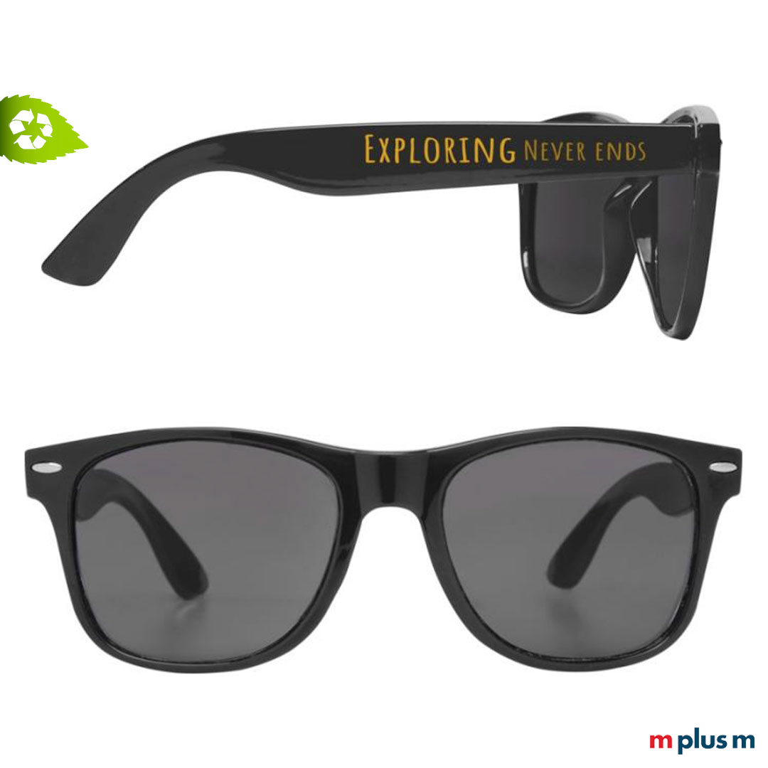 Schwarze Sonnenbrille aus rPET mit UV 400 Gläsern und Logo Druck auf dem Bügel