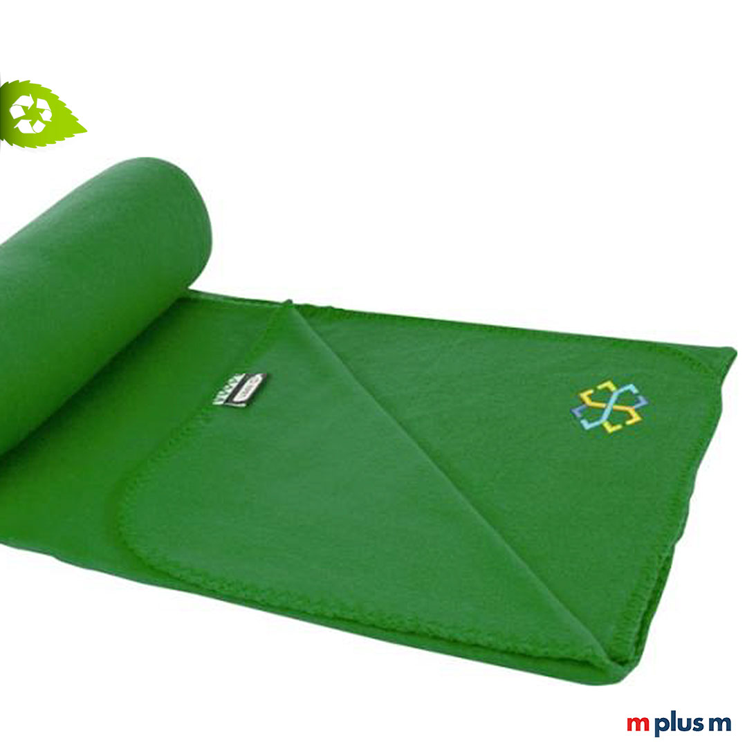 Nachhaltige Fleecedecke 'Polar' in der Farbe grün. Ab 25 Stück können Sie die Decke bedrucken lassen. Ideales Give Away, toller Werbeartikel und hochwertiges Werbegeschenk