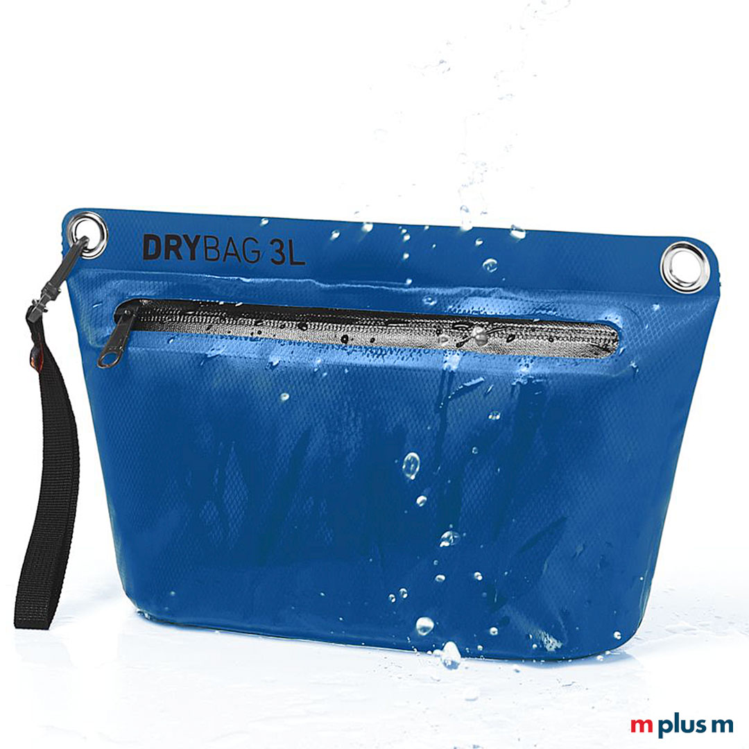 Nahaufnahme einer blauen 3L Drybag von Halfar mit schwarzem Reißverschluss und Handschlaufe, demonstriert ihre Wasserdichtigkeit durch darauf spritzendes Wasser. Die Aufschrift "DRYBAG 3L" ist zu sehen.