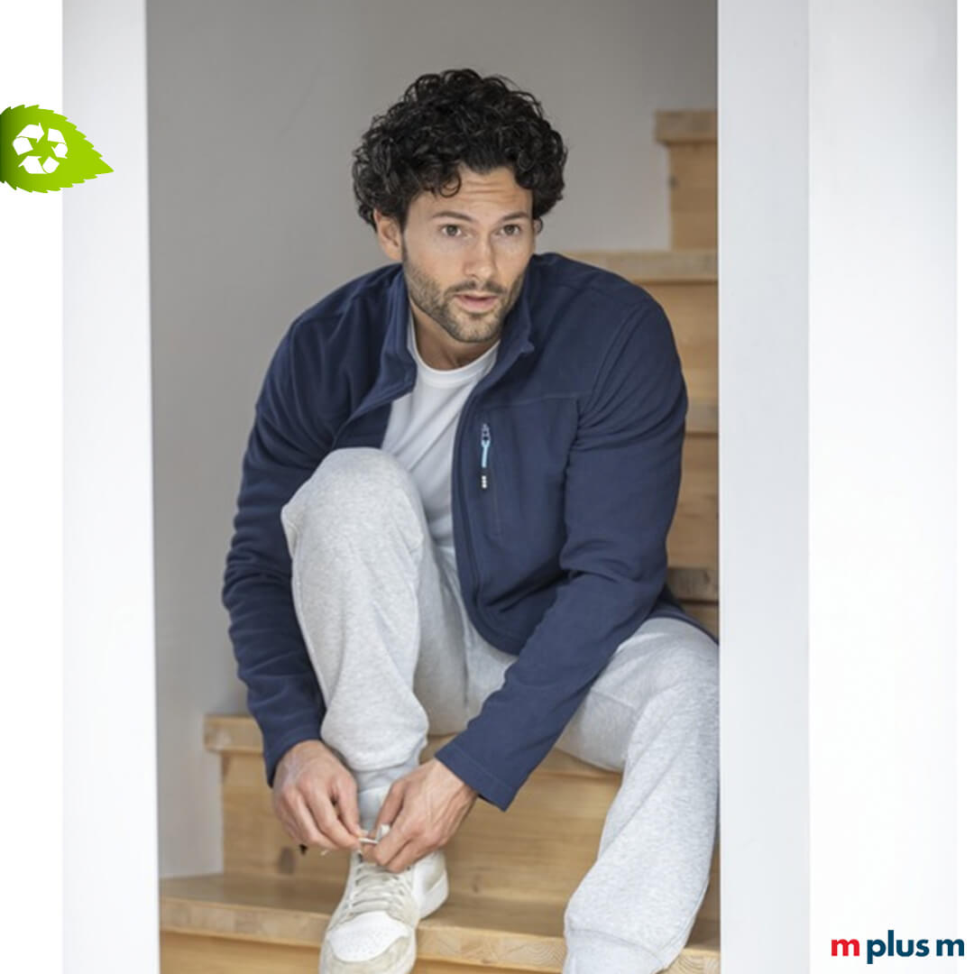 Recycling-trifft-auf-Werbung-Bedruckbare-Ubergangsjacke-aus-100-recyceltem-Material Recycelte Fleecejacke mit indoviduellem Logo als Werbemittel