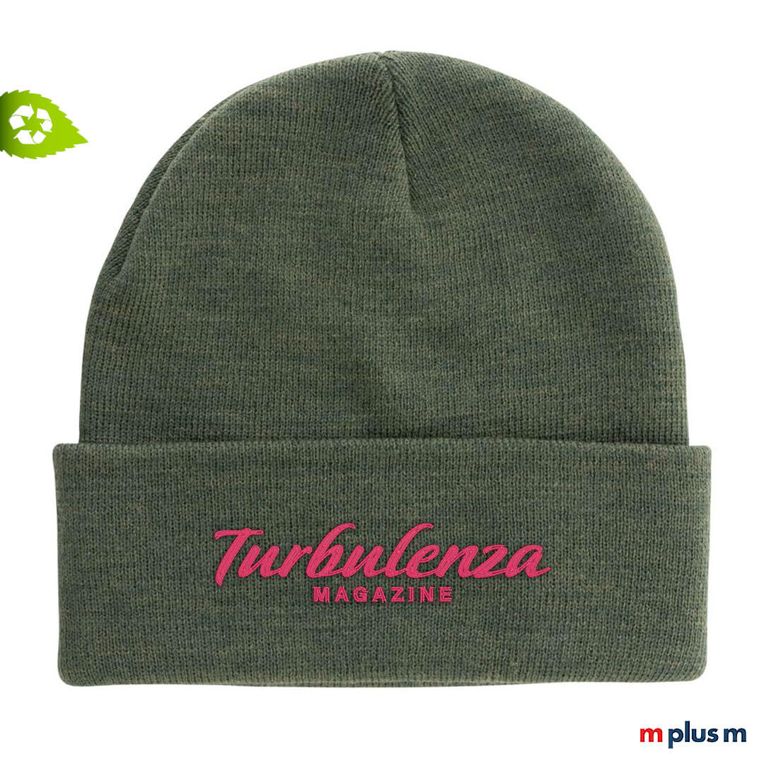Nachhaltige-Beanie-Muetze-Friday-gruen Nachhaltiger Beanie in schönem grün mit Logo Stick als Werbeartikel