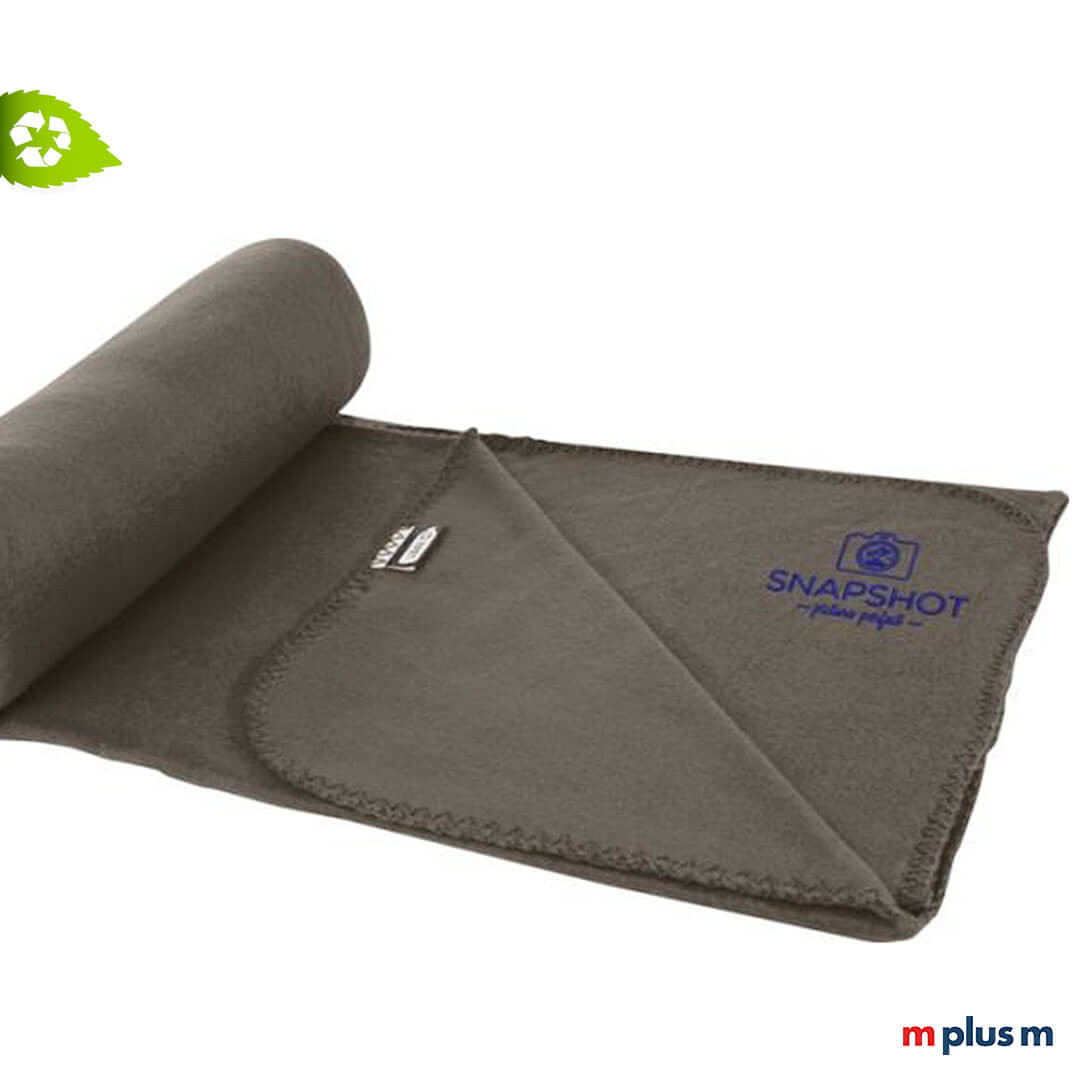 Nachhaltige-Recycling-Polar-Fleecedecke-Werbegeschenk-grau Nachhaltige Fleecedecke 'Polar' in der Farbe anthrazit. Ab 25 Stück können Sie die Decke bedrucken lassen. Ideales Give Away, toller Werbeartikel und hochwertiges Werbegeschenk