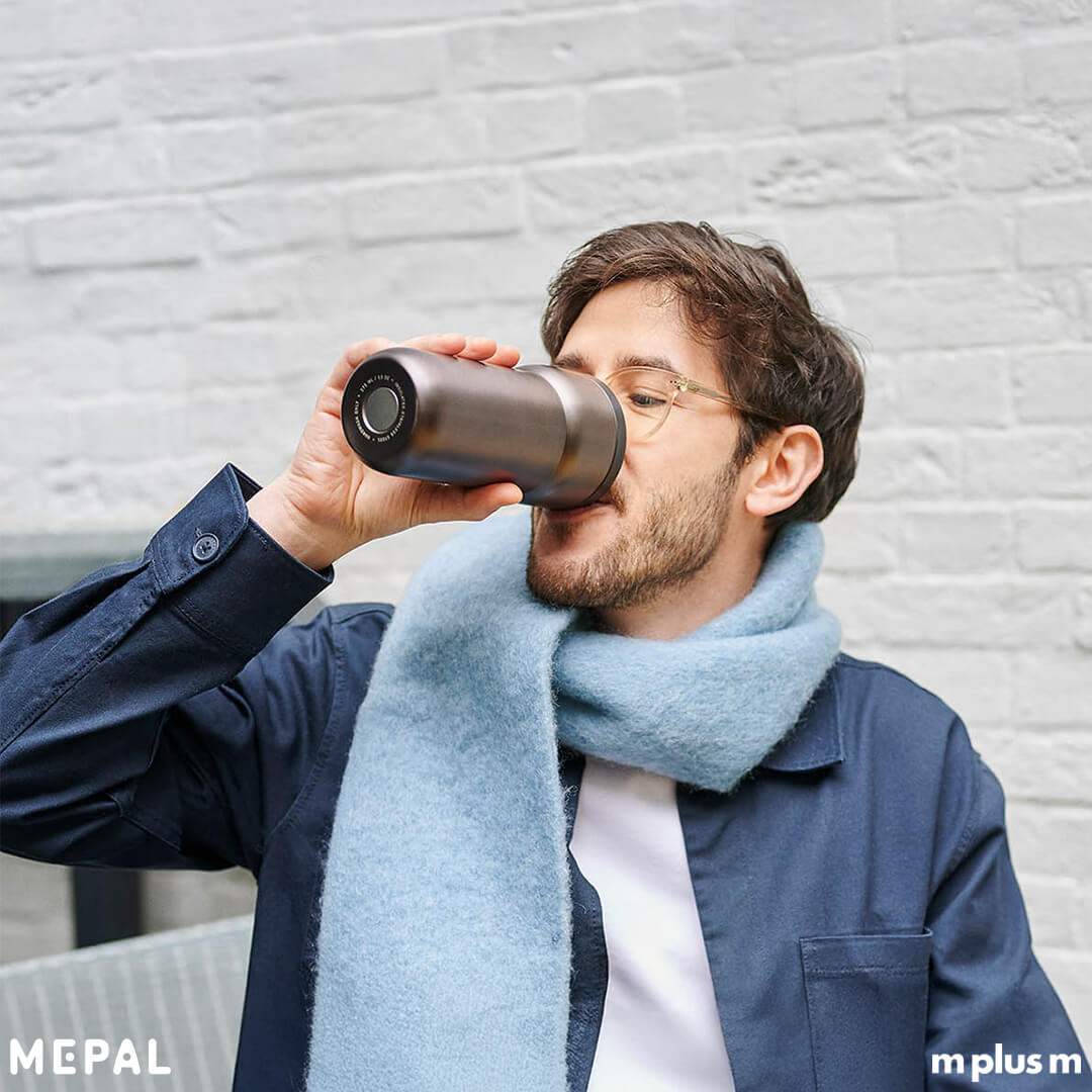 Stilvoller Thermobecher Ellipse von Mepal – perfekt für Kaffee-Genuss unterwegs, handwaschfreundlich und spülmaschinengeeigneter Deckel Stilvoller Thermobecher Ellipse von Mepal – perfekt für Kaffee-Genuss unterwegs, handwaschfreundlich und spülmaschinengeeigneter Deckel