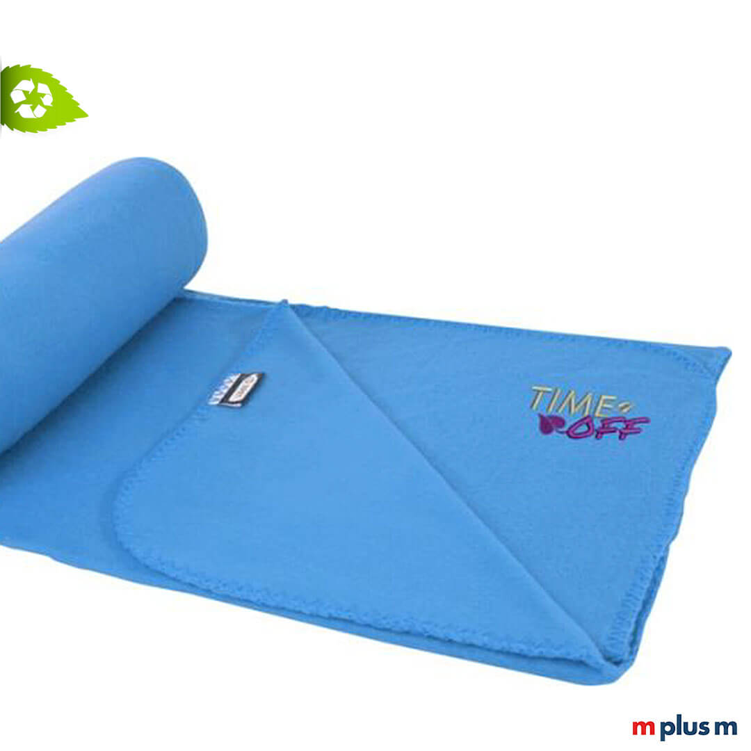 Logo Stick auf der Polar Fleecedecke Nachhaltige Fleecedecke 'Polar' in der Farbe prozessblau. Ab 25 Stück können Sie die Decke bedrucken lassen. Ideales Give Away, toller Werbeartikel und hochwertiges Werbegeschenk