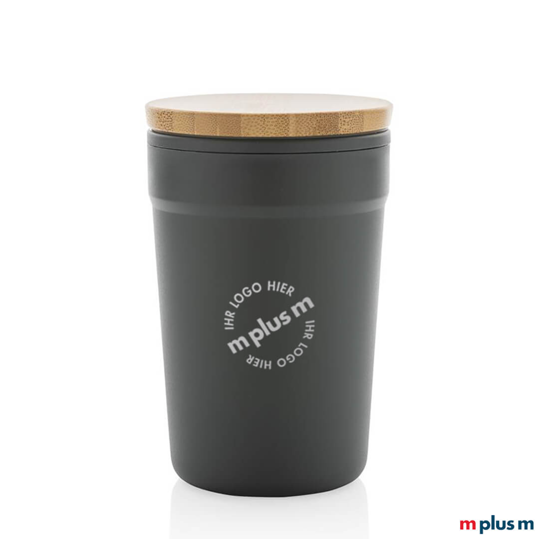 Nachhaltiger-Cup-mit-Bambusdeckel-individualisieren-mit-Logo-DrucksTRomcIetuyDo Grauer GRS Becher mit Bambusdeckel bedruckt mit Logo für unterwegs To Go als nachhaltiges Werbegeschenk