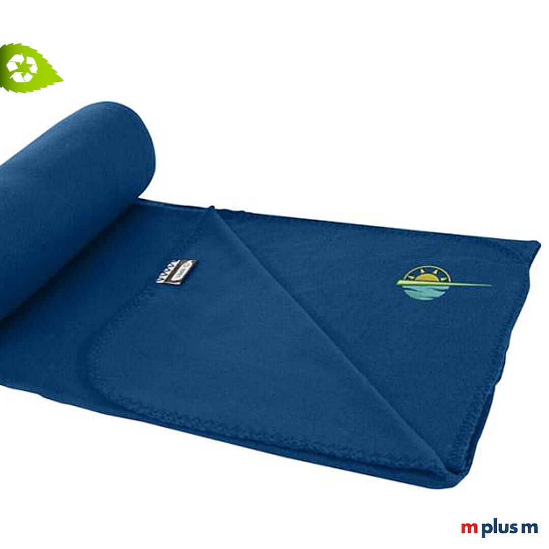 Nachhaltige-Recycling-Polar-Fleecedecke-Werbegeschenk-blau Nachhaltige Fleecedecke 'Polar' in der Farbe navy. Ab 25 Stück können Sie die Decke bedrucken lassen. Ideales Give Away, toller Werbeartikel und hochwertiges Werbegeschenk