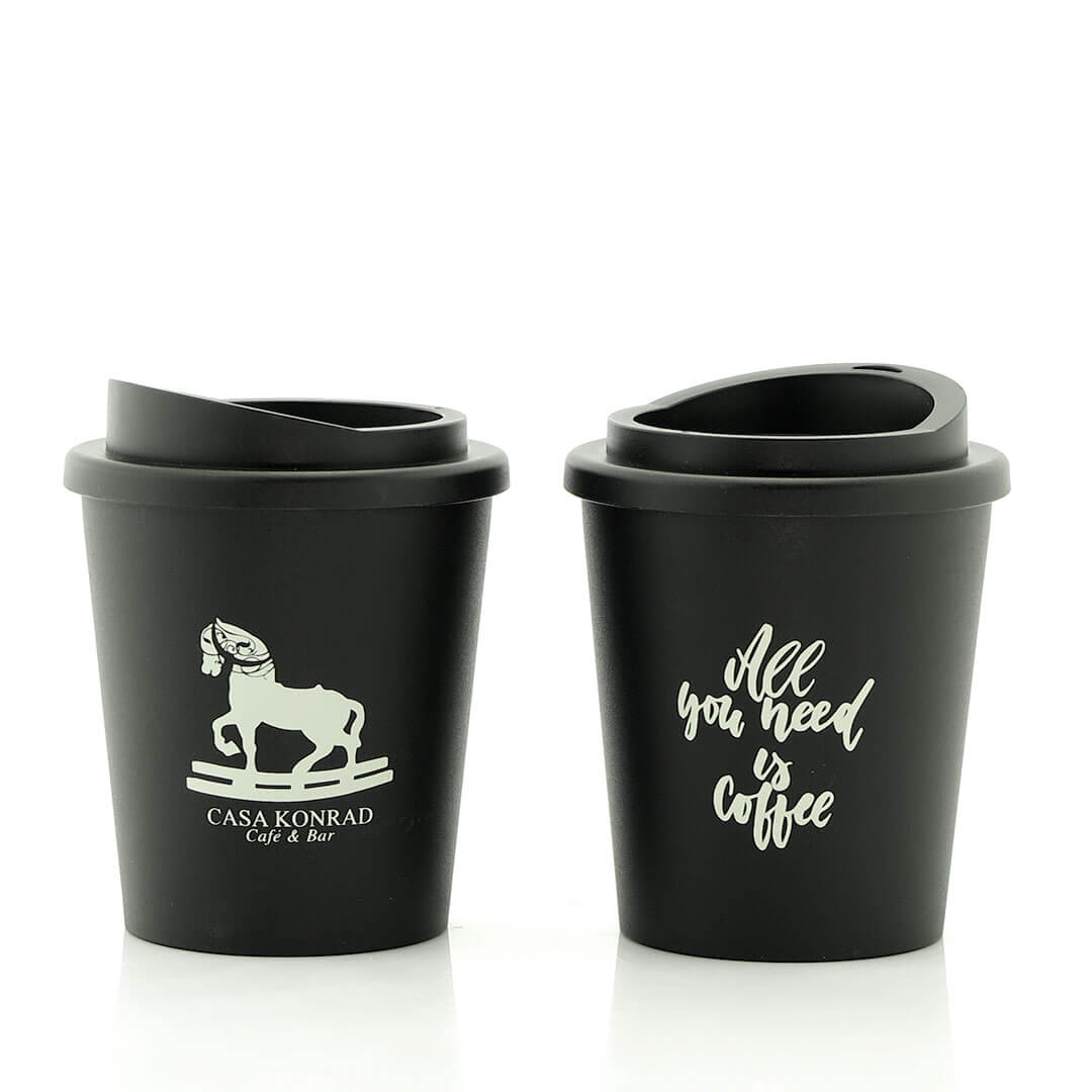 kleiner-Thermobecher-Design-bedrucken Schwarzer Coffee To Go Becher für Casa Konrad. Vorder- und Rückseite bedruckt.