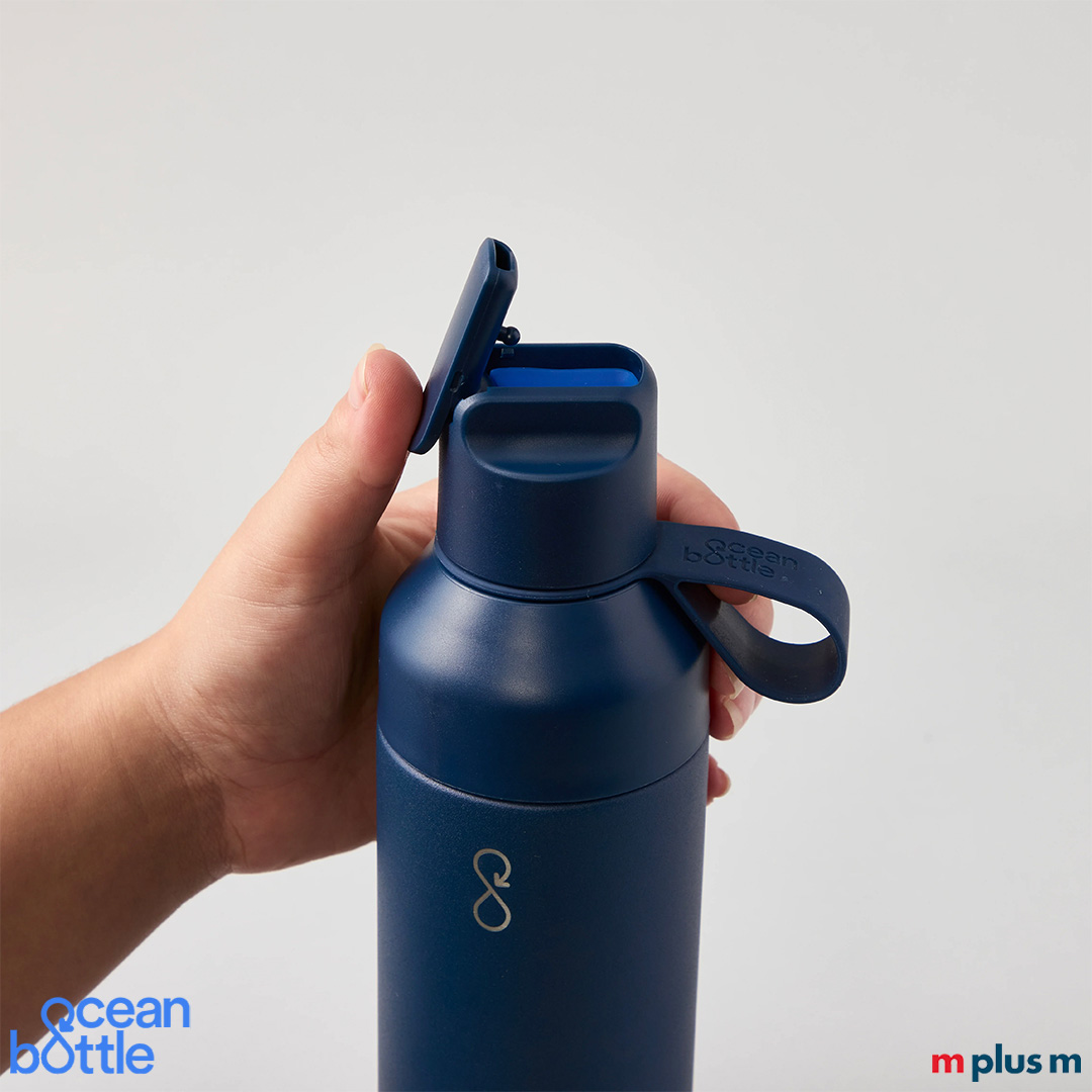 Dunkelblaue Ocean Bottle mit Logo gravieren