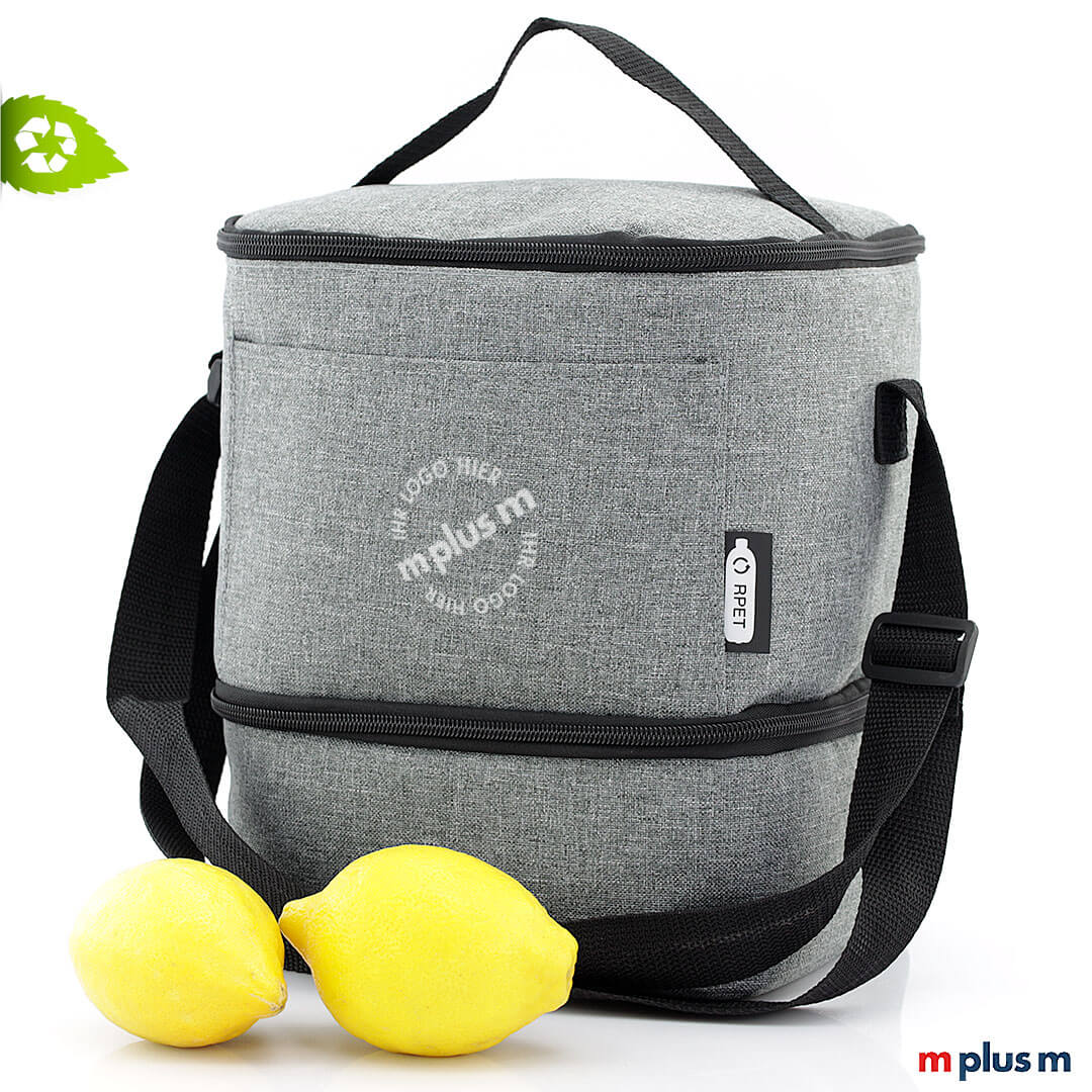 Nachhaltige-Recycling-Kuehltasche-Frigo Nachhaltige Kühltasche aus PET Recycling-Material. Zwei Fächer. Isolier gut. Als Werbeartikel mit Logo bedrucken.