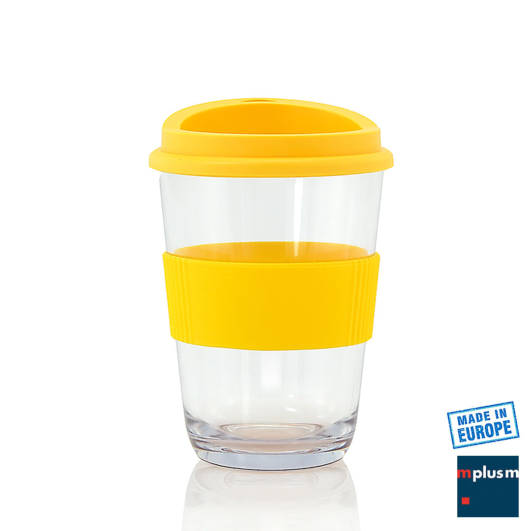 Gelbe Bandarole an transparentem Kaffeebecher aus Kunststoff.