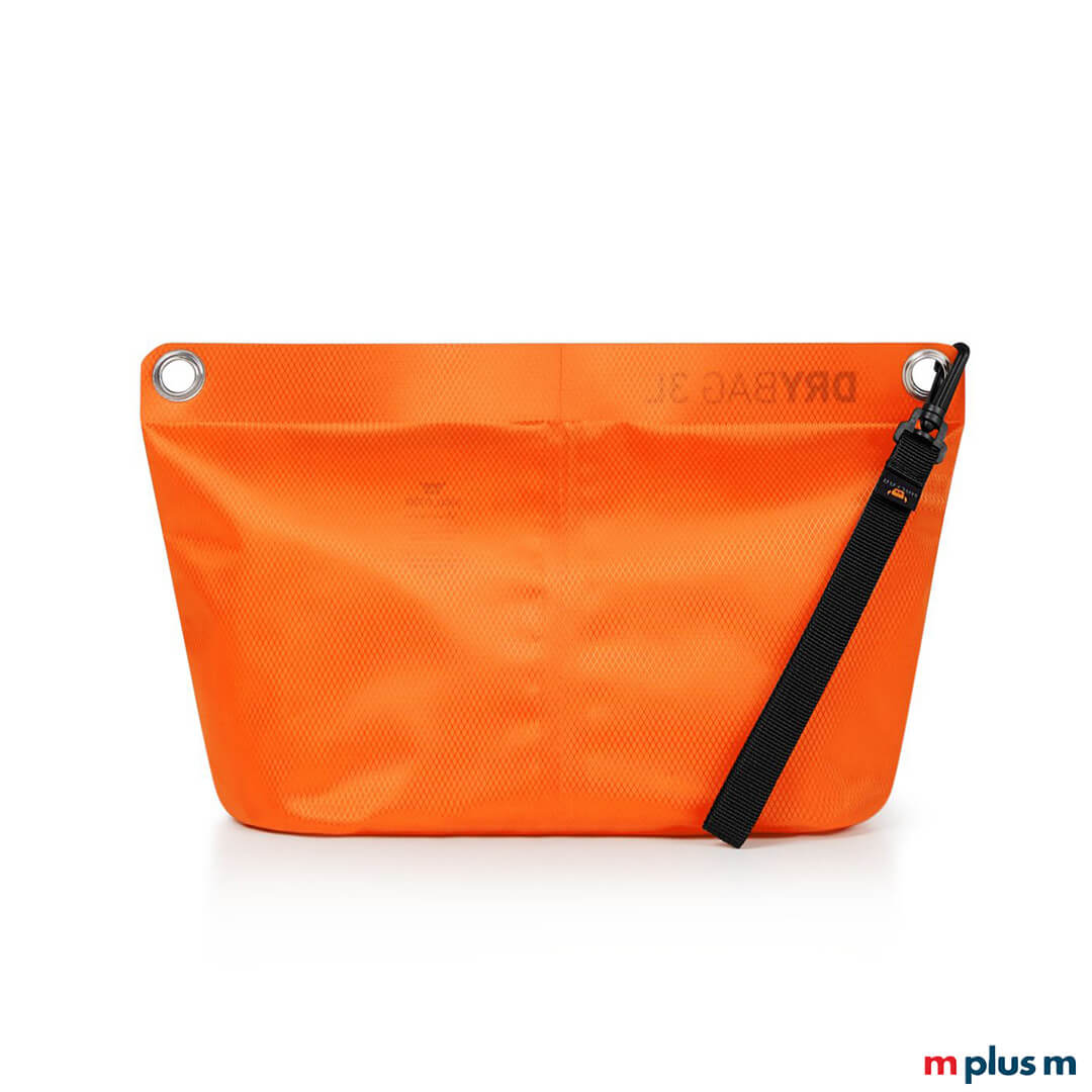 Rückansicht einer orangenen 3L Drybag von Halfar mit schwarzem, wasserdichtem Reißverschluss, zwei oberen Metallösen und einer schwarzen Handschlaufe auf weißem Hintergrund.