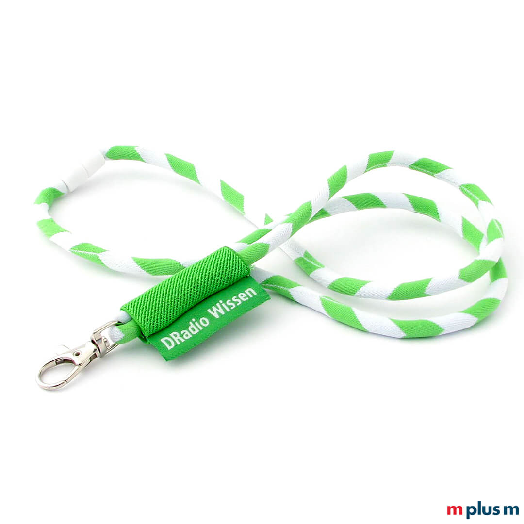 Grünes Kordel Lanyard DRadio als Werbeartikel Grünes Kordel Lanyard mit Logo auf Textil Fahne