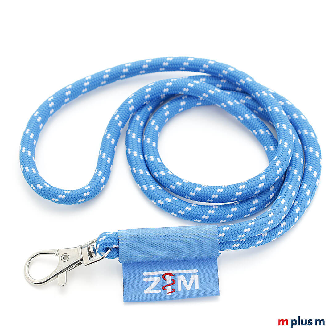 Nautic Kordel Lanyard Logo Flag Hellblau Standardkarabiner mit Logo bedrucken Kordel Lanyard mit Nautic Struktur in der Farbe Blau nach Pantone und mit weißen Akzenten. Mit gewebter Textil Fahne mit zweifarbigem Logo. Hier mit Standardkarabiner.