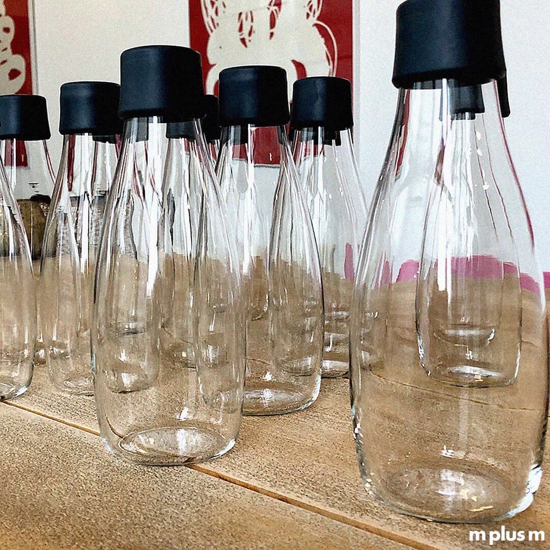 Retap Glasflasche fürs Büro, Gastro, Hotel - nachhaltig wiederverwendbar mit Logo bedrucken Retap Glasflasche fürs Büro, Gastro, Hotel - nachhaltig wiederverwendbar mit Logo bedrucken