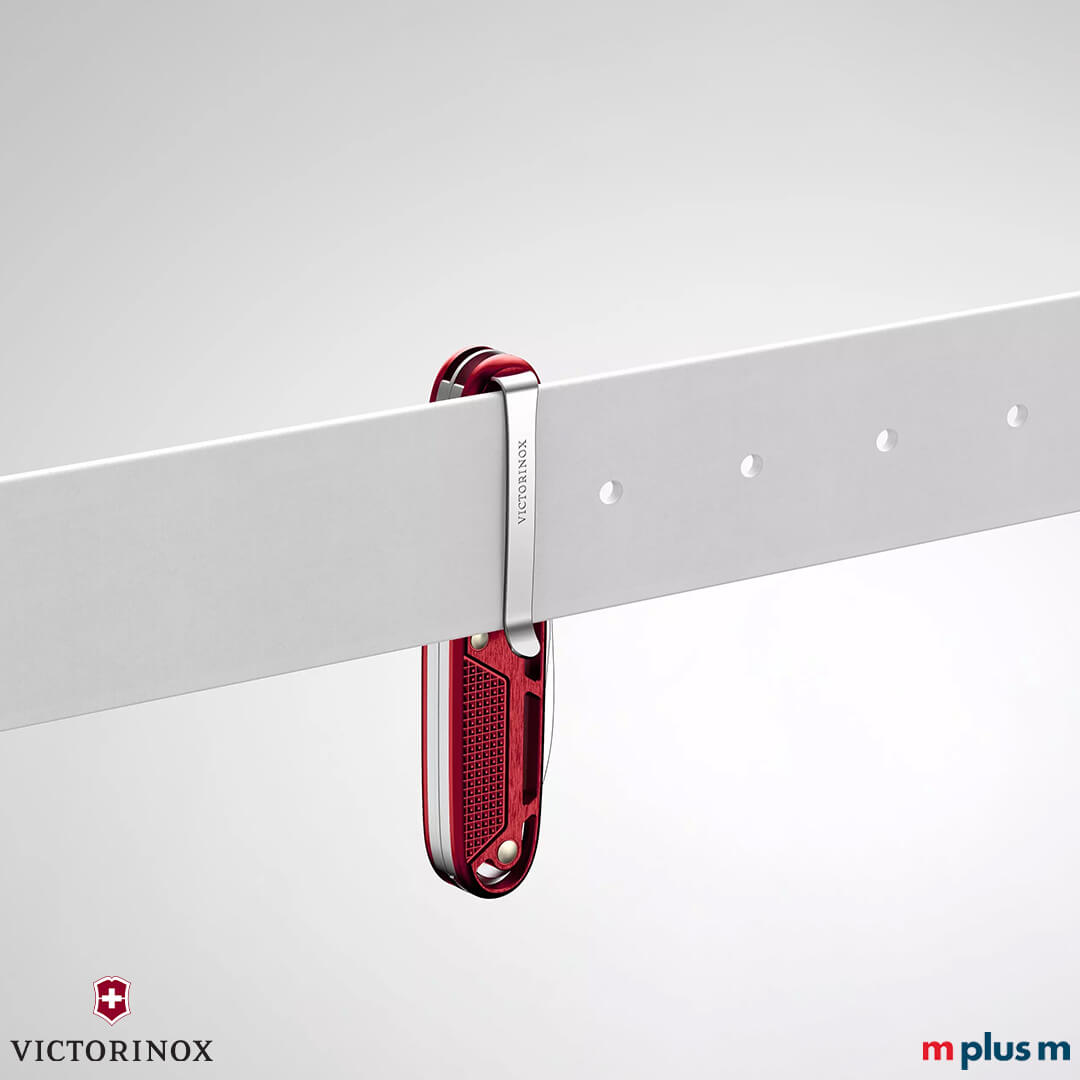 Synergy X Alox Taschenmesser Rot am Gürtel getragen mit Aluminium-Schalen, optional personalisierbar per Gravur