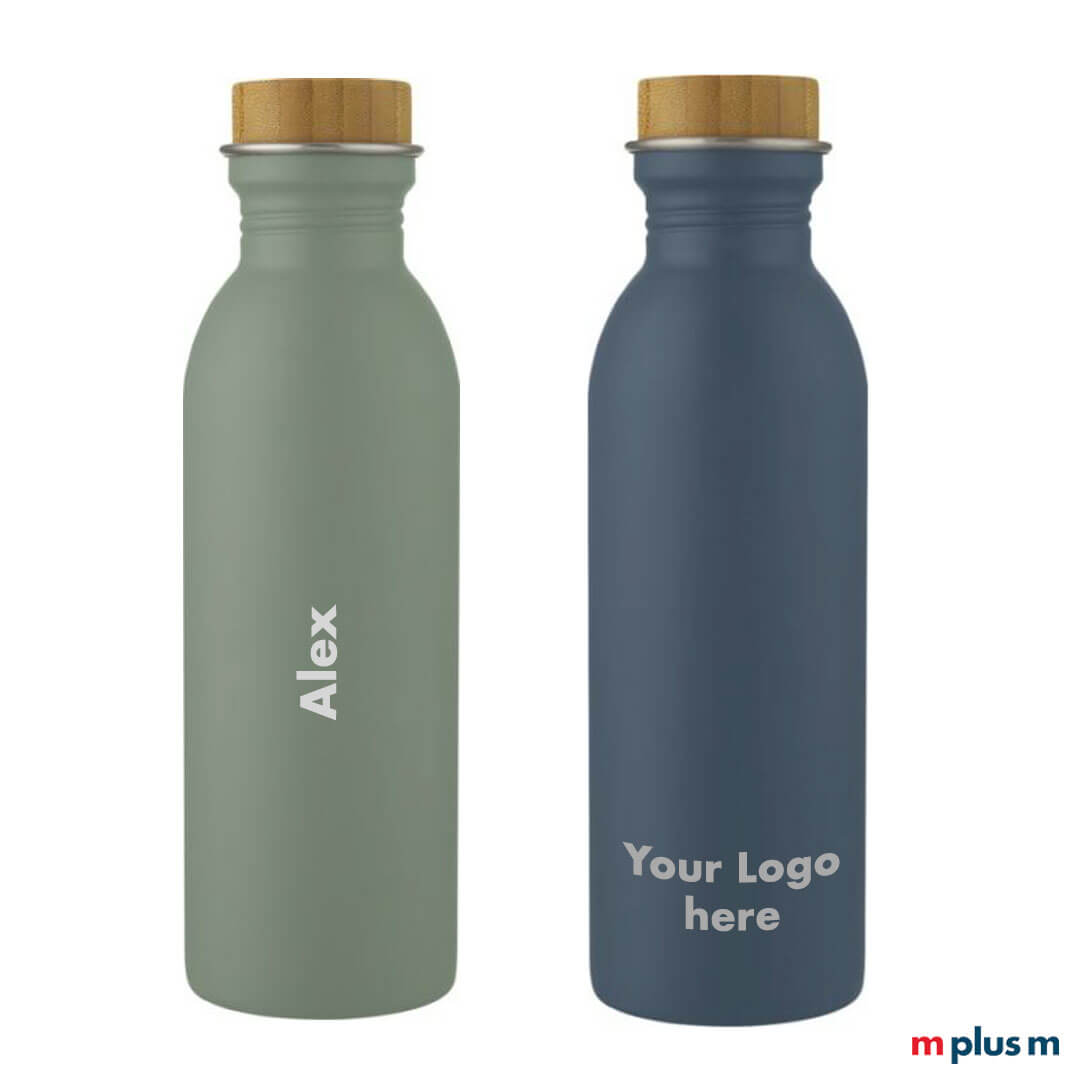 Edelstahl-Trinkflasche-Scruva-bedrucken Die Flasche 'Skruva' ist in 4 Farben erhältlich und fasst einen Inhalt von 650 ml. Der Bambusdeckel und der hochwertige Edelstahl verleihen der Flasche ein zeitlos schönes Design