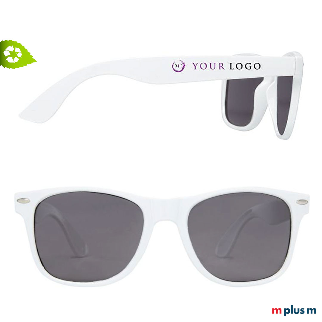 Weiße Promotion Sonnenbrille aus rPET. Nachhaltiger Werbeartikel mit Logo Druck auf dem Bügel