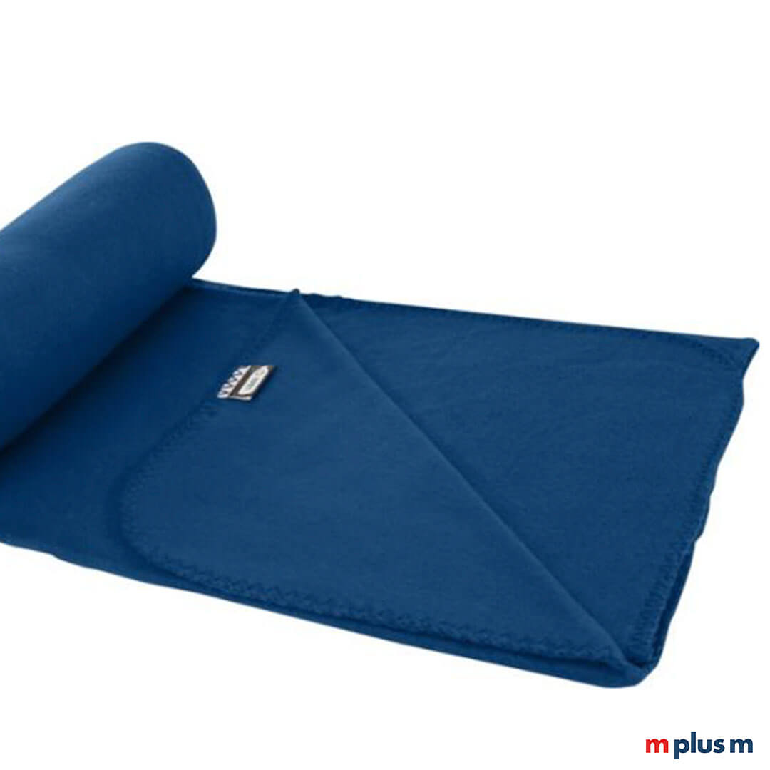 Polar-Recycling-Fleece-Decke-Werbeartikel-blau Nachhaltige Fleecedecke 'Polar' in der Farbe navy. Ab 25 Stück können Sie die Decke bedrucken lassen. Ideales Give Away, toller Werbeartikel und hochwertiges Werbegeschenk