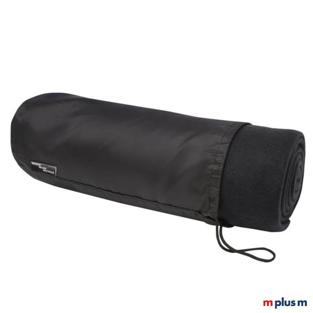 Polar-Recycling-Fleece-Decke-Werbegeschenk-schwarz Die nachhaltige Decke 'Polar' kommt in einem praktischen Beutel mit Kordelzugverschluss. Praktisch zum Transportieren und Verstauen
