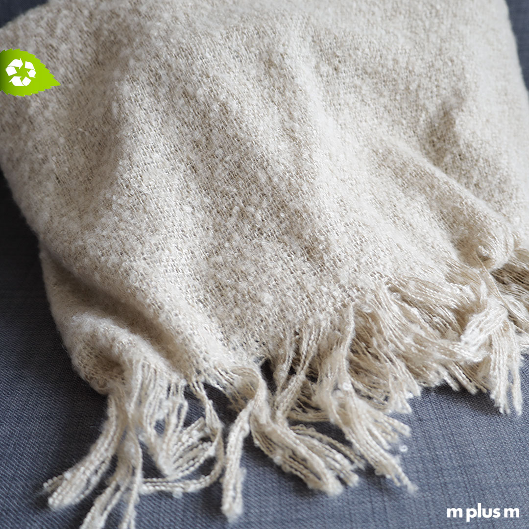 Die 'Mohair' Decke aus Recycling-Faser ist sehr flauschig, leicht, hält warm und kann auch als Tagesdecke benutzt werden. Mit Logo Druck ein idealer Werbeartikel oder Give Away Artikel