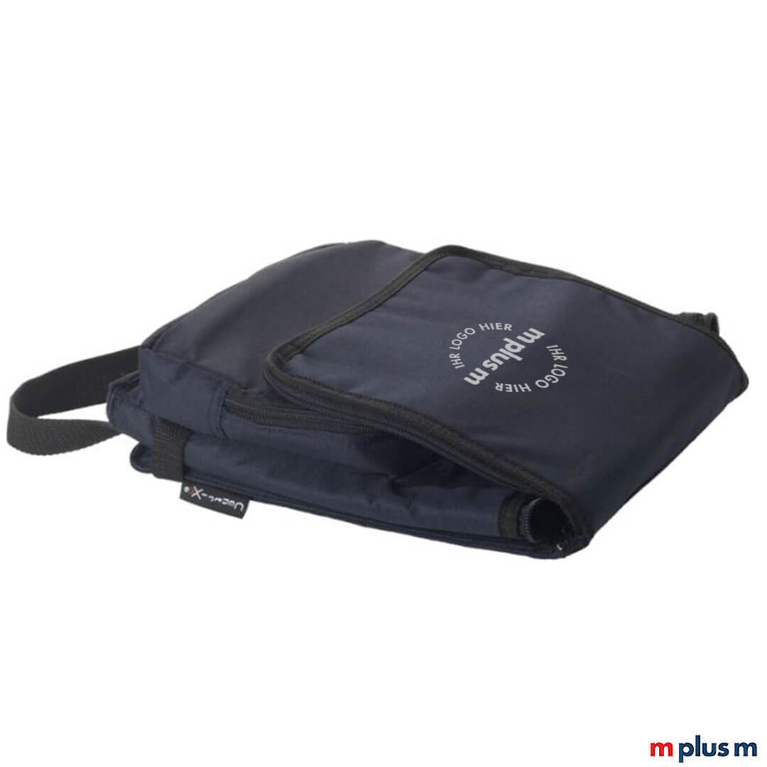 Blaue-Faltbare-Kuehltasche-mit-Logo-Druck Klein zusammenfaltbar: Blaue Kühltasche Shoppy als Werbeartikel
