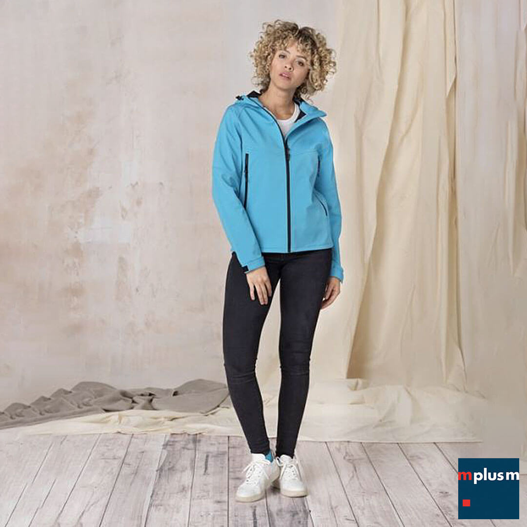 Praktische-Softshell-Jack-fur-Damen-als-schones-Werbegeschenk-RE Nachhaltige Softshelljacke in blau für Damen